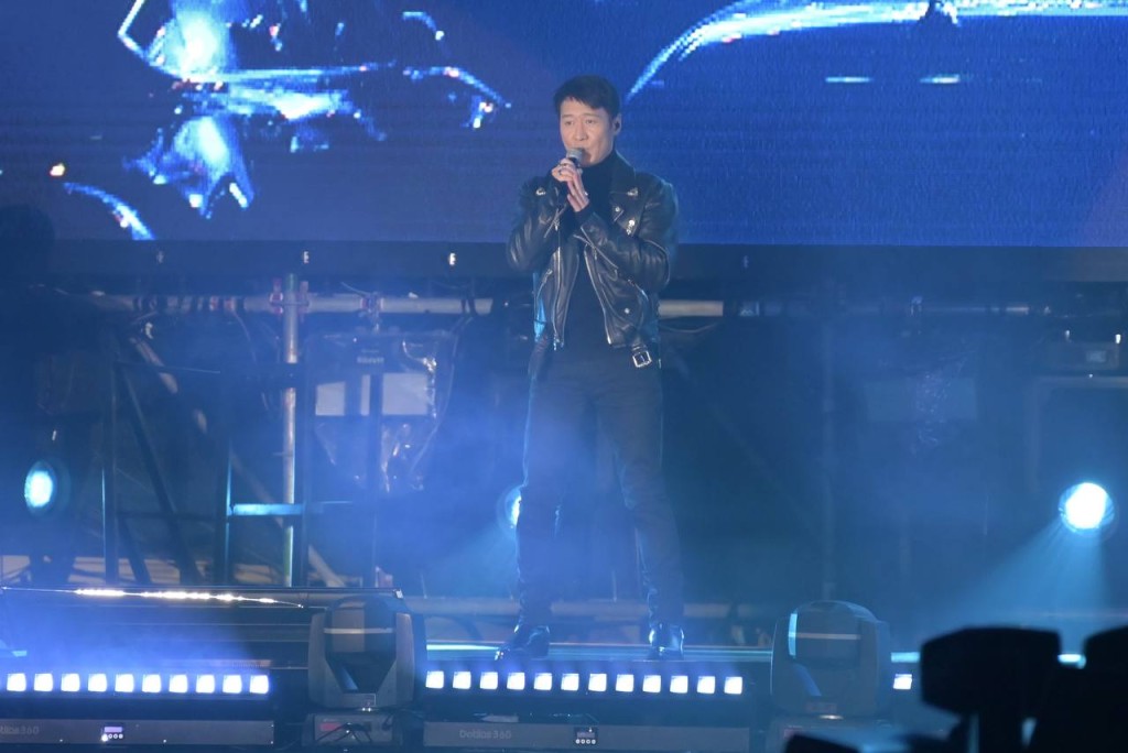 他笑指身上的黑皮褸是在90年代購買， 拍《原振俠》時穿過。